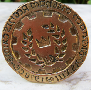 The first Great Seal of Caid was produced using a lost-wax technique by Lord Auberon Cirin. Great Seal text reads "SIGILUM MAGNUM REGNIS CAIDIS - ASXII 1978CE"